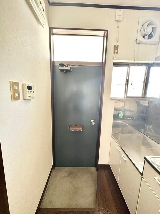 物件内観写真16　(玄関)