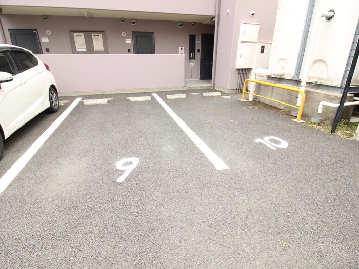 物件外観写真5　(駐車場)