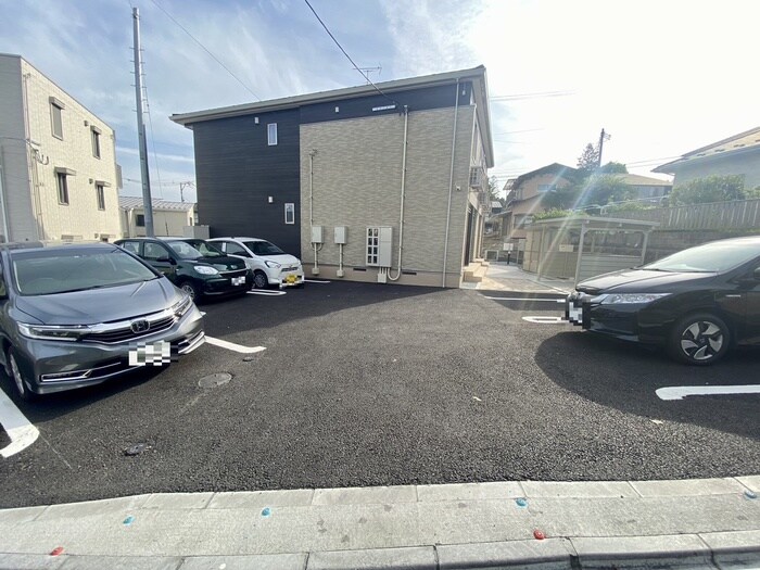 物件外観写真2　(駐車場)