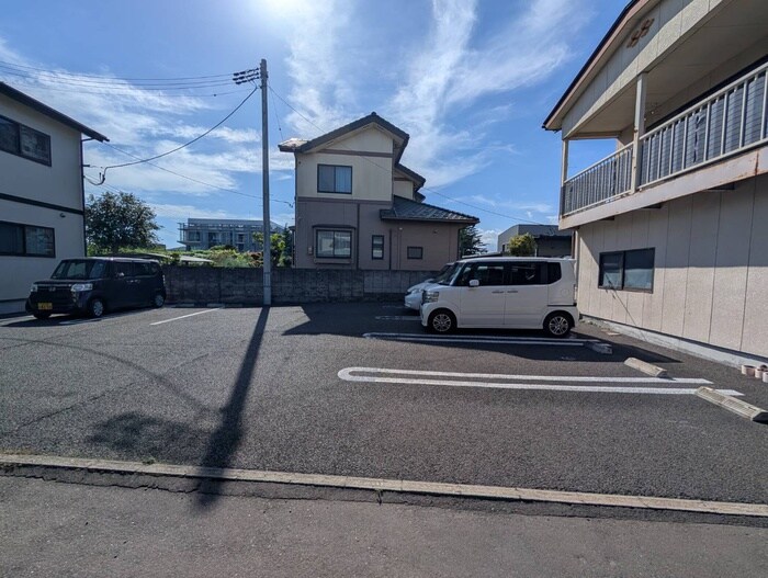 物件外観写真3　(駐車場)