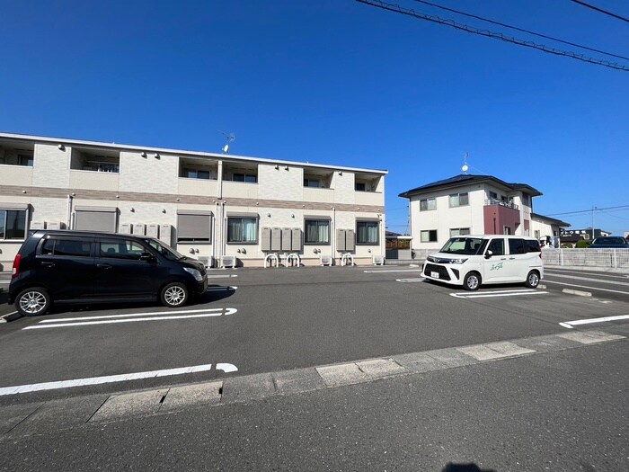 物件外観写真3　(駐車場)