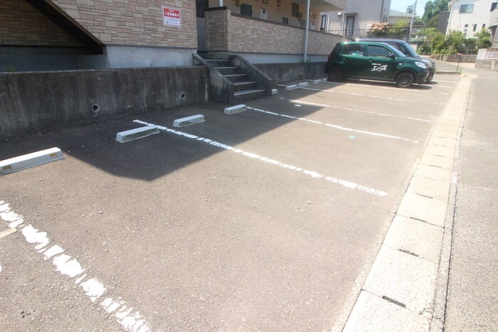 物件外観写真3　(駐車場)