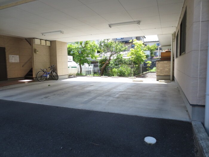 物件外観写真5　(駐車場)