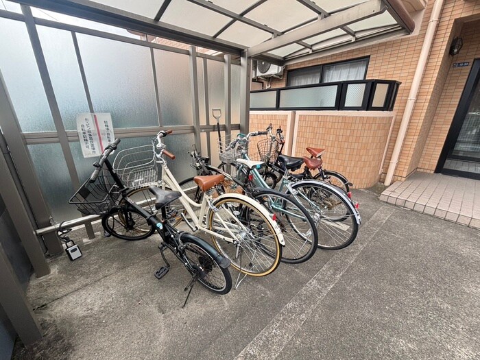 物件外観写真4　(駐輪場)