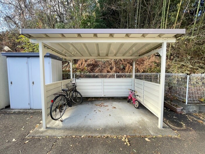 物件外観写真4　(駐輪場)