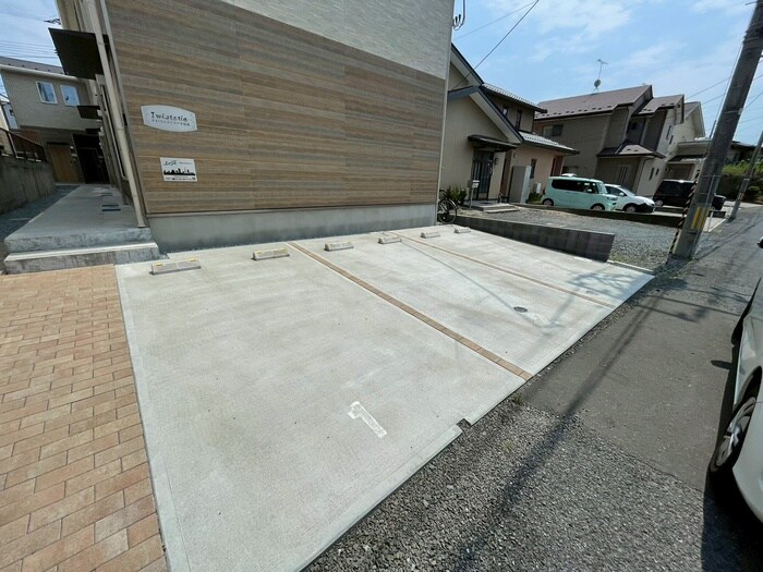 物件外観写真4　(駐車場)