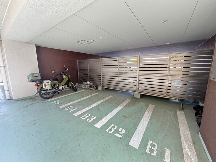 物件外観写真3　(バイク置き場)