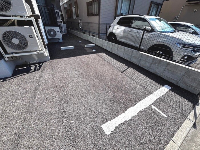物件外観写真5　(駐車場)