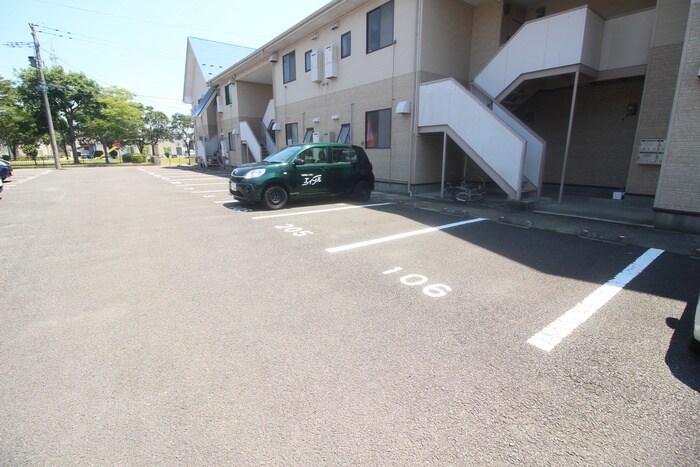 物件外観写真2　(駐車場)