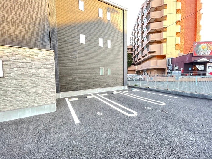 物件外観写真4　(駐車場)