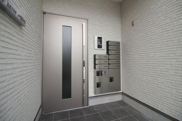 物件外観写真2　(エントランス部分)