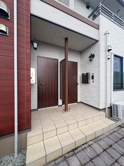 物件外観写真2　(エントランス部分)