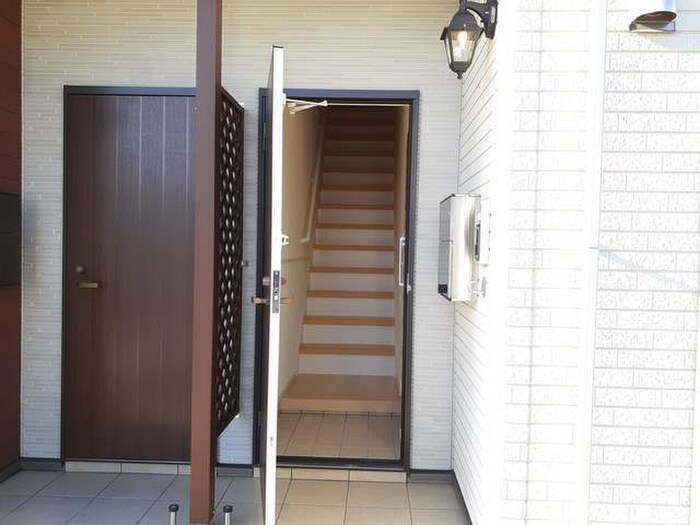 物件内観写真12　(玄関)