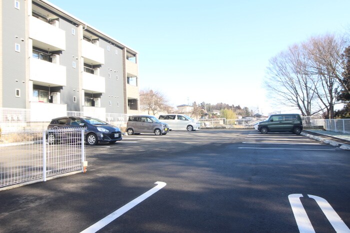 物件外観写真3　(駐車場)