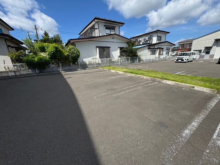 物件外観写真3　(駐車場)