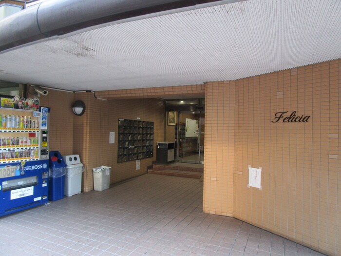 物件外観写真3　(エントランス部分)