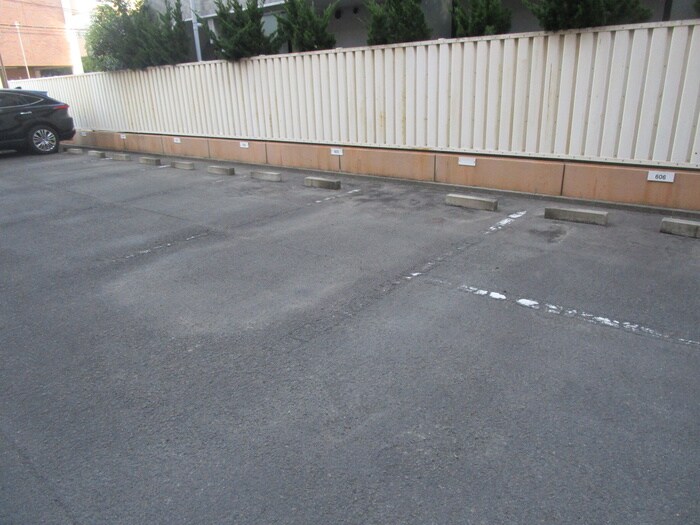 物件外観写真4　(駐車場)
