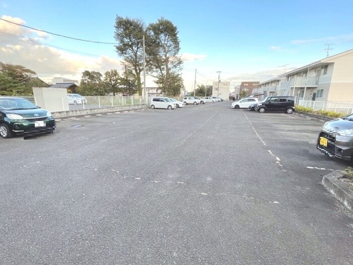 物件外観写真2　(駐車場)
