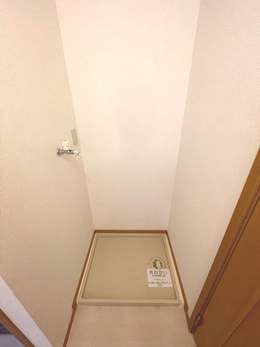 物件内観写真12　(洗濯機置場)