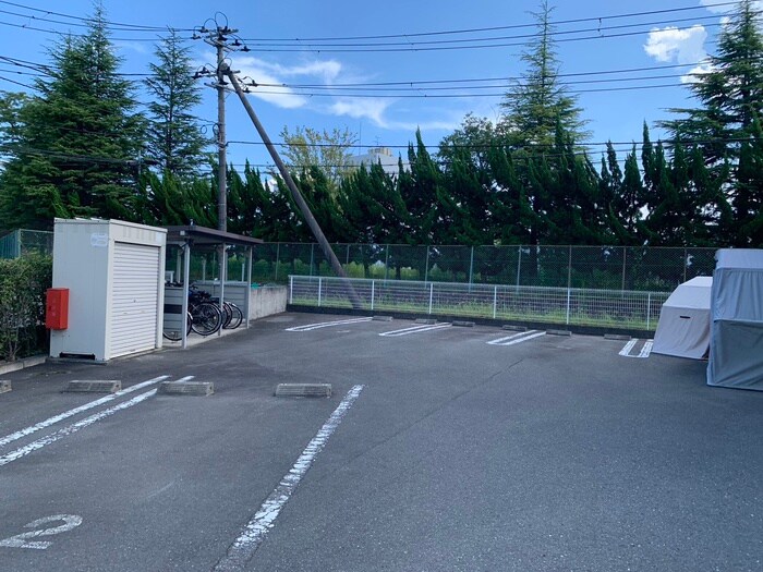 物件外観写真2　(駐車場)