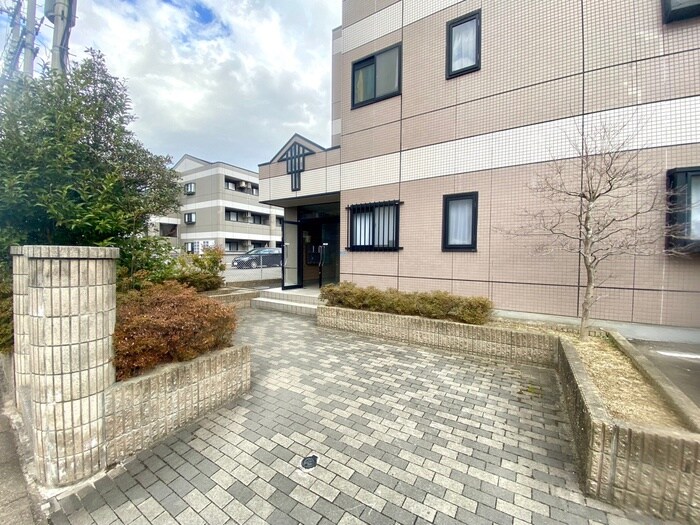 物件外観写真6　(エントランス部分)