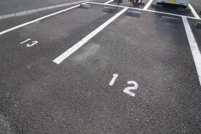 物件外観写真5　(駐車場)