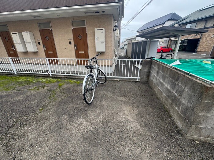 物件外観写真4　(駐輪場)