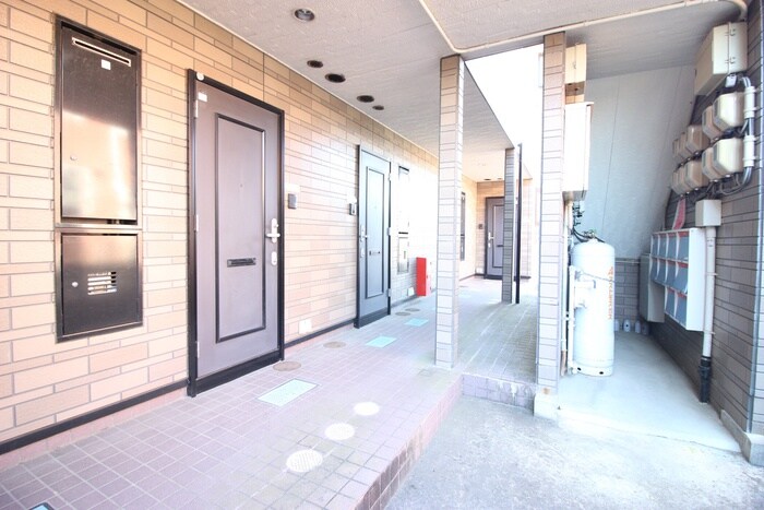 物件外観写真6　(エントランス部分)