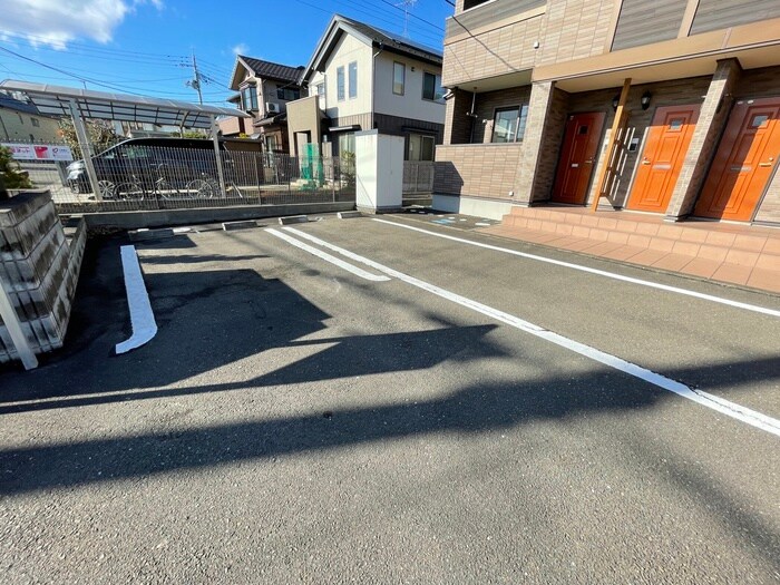 物件外観写真3　(駐車場)
