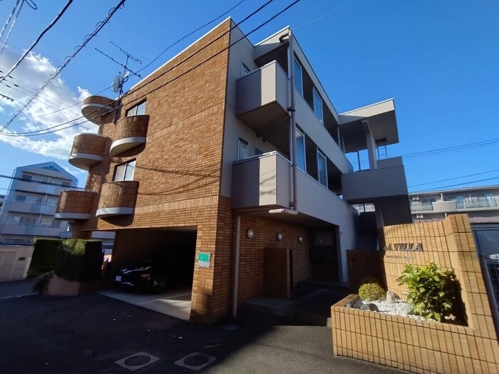 物件外観写真4　(エントランス部分)