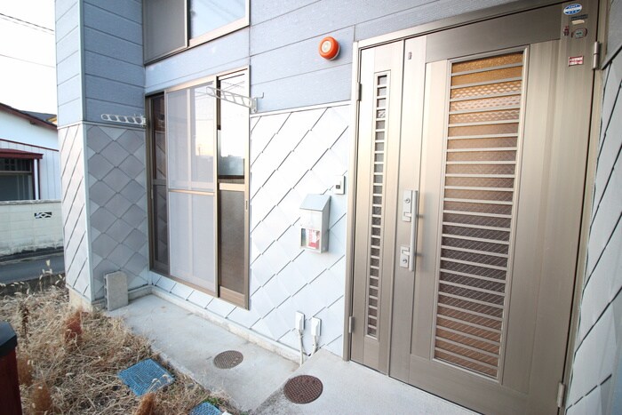 物件外観写真3　(エントランス部分)
