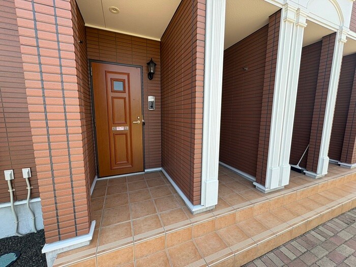 物件外観写真2　(エントランス部分)