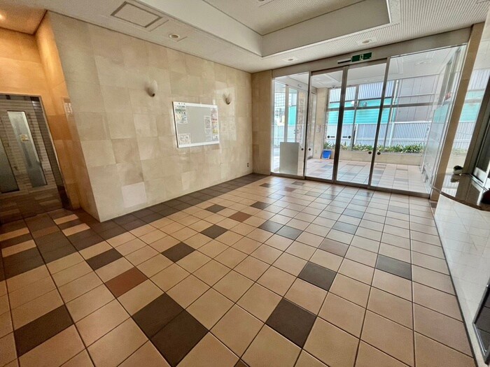 物件外観写真2　(エントランス部分)