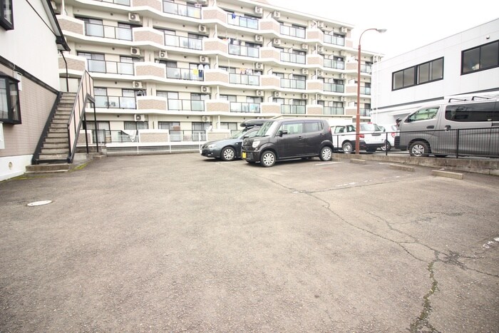 物件外観写真5　(駐車場)
