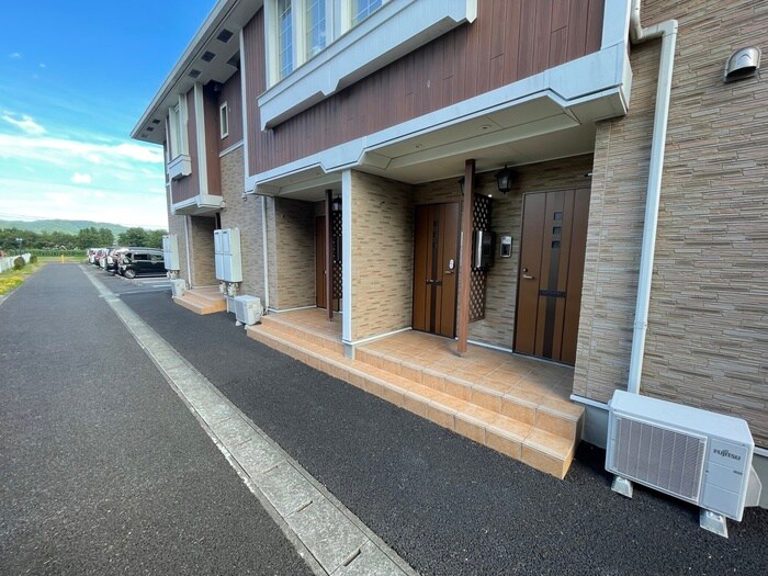 物件外観写真6　(エントランス部分)