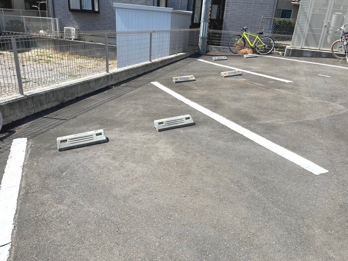 物件外観写真3　(駐車場)