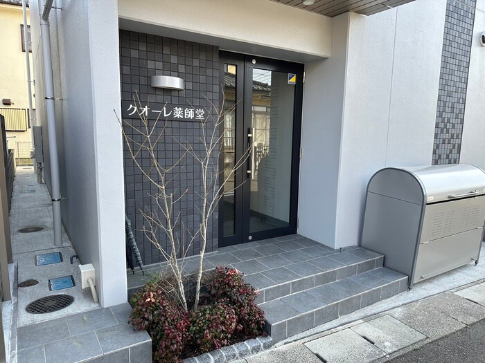 物件外観写真3　(エントランス部分)