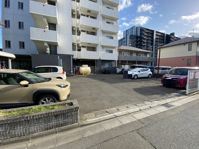 物件外観写真3　(駐車場)