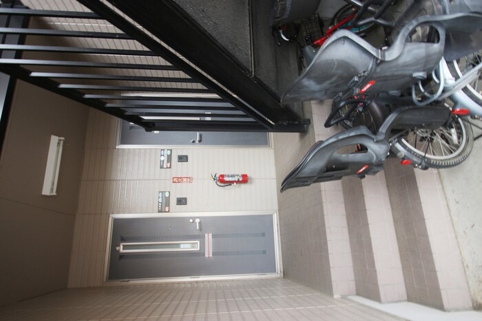 物件外観写真4　(エントランス部分)