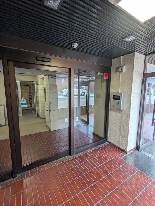 物件外観写真2　(エントランス部分)