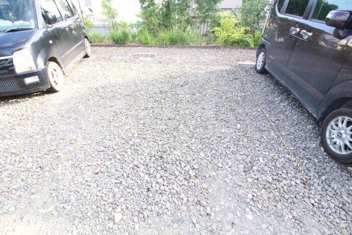 物件外観写真3　(駐車場)