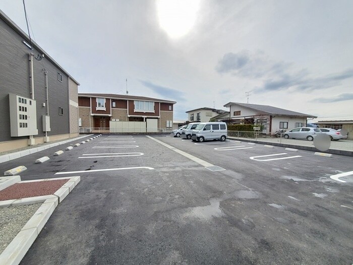 物件外観写真3　(駐車場)