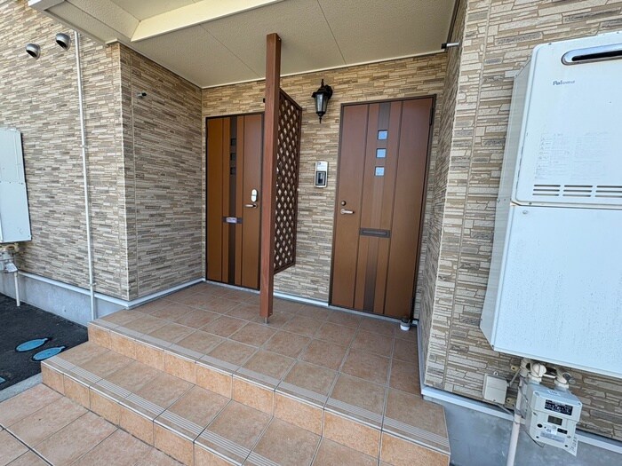 物件外観写真2　(エントランス部分)