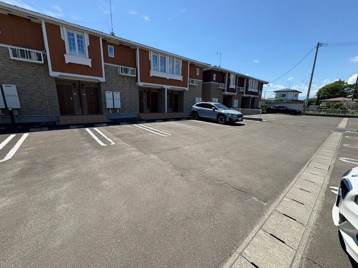 物件外観写真3　(駐車場)