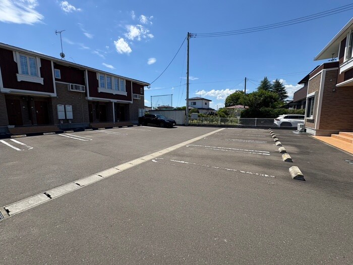 物件外観写真3　(駐車場)