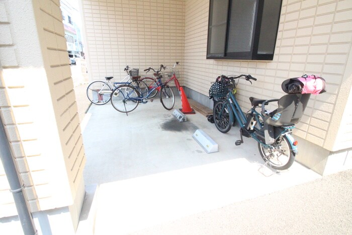 物件外観写真5　(駐輪場)