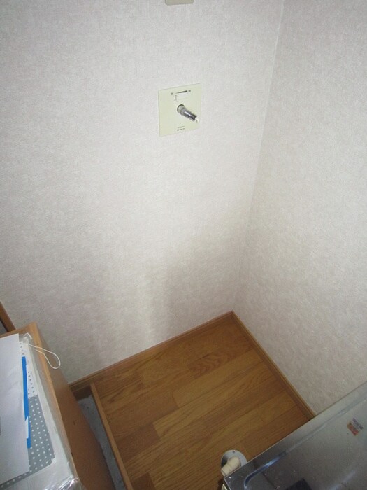 物件内観写真6　(洗濯機置場)