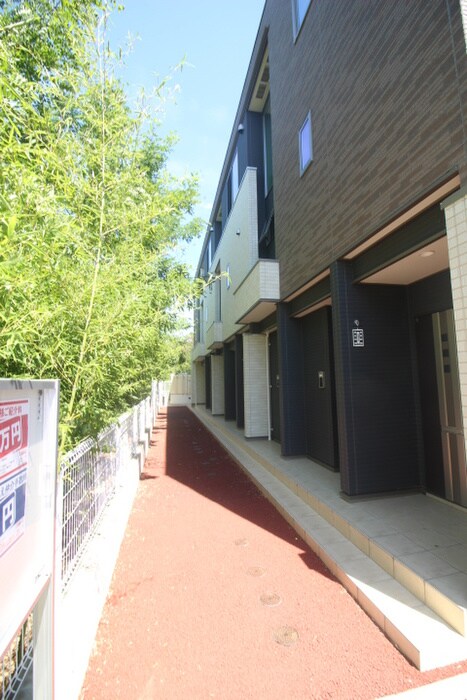 物件外観写真5　(エントランス部分)