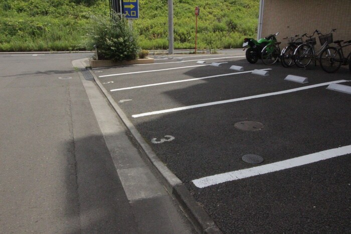 物件外観写真5　(駐車場)