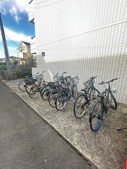物件外観写真4　(駐輪場)